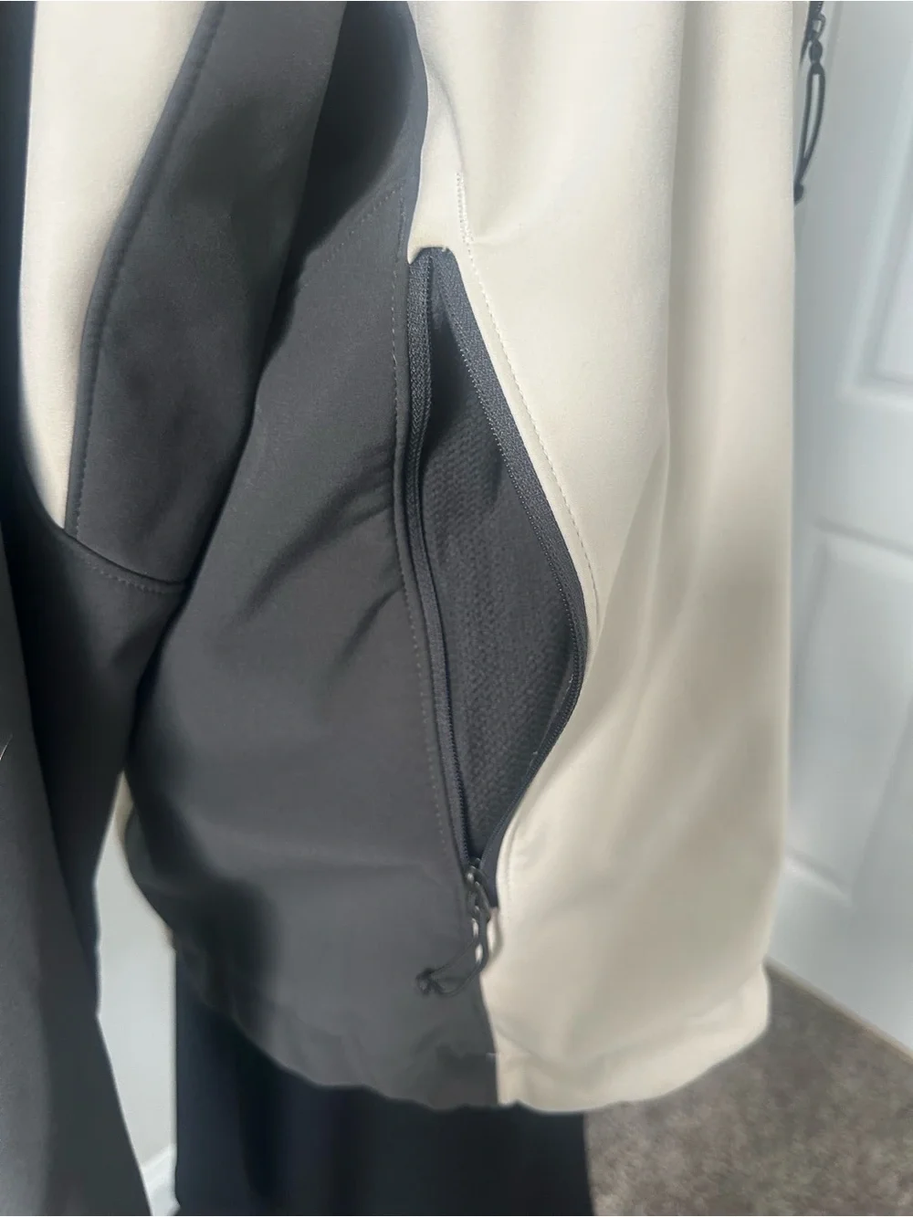 The North Face Men's Jacket (L) cream / grey - Apex Rain Resistant Tech